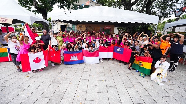 Penduduk imigran baru dari berbagai negara berpartisipasi dalam Bazar Kreatif Penduduk Imigran Baru dan dengan senang hati berfoto bersama. (Gambar/sumber: Situs web Pemerintah Kabupaten Pingtung)